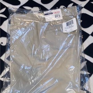 IZOD adjustable waist cream colored shorts